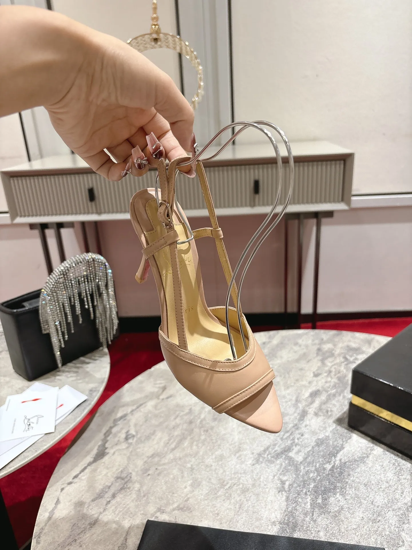 👟👟Ex-factory price 640👟👟 🆑❥∙Back empty sandals🦋✪ꫛꫀw.✔︎ Featuring a slightly pointed toe and slim straps, this model is crafted in white calfskin with an 85mm heel height and added hand-placed crystals on the front. It features our signature Louboutin red sole with Christian Louboutin's signature and heart-shaped stamped logo on the insole. Size: 34 yards-43 yards (34.40.41.42. Customized, non-refundable and non-exchangeable‼️, 43 yards➕20💰) Heel height: 8.5 Color: white black